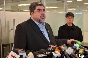 El diputado Zegarra en conferencia de prensa