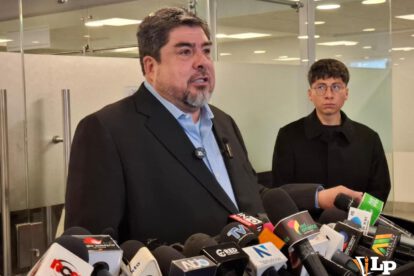 El diputado Zegarra en conferencia de prensa