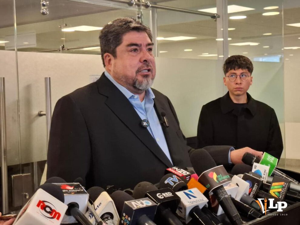 El diputado Zegarra en conferencia de prensa