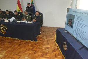 Autoridades de la Fuerza Naval Boliviana y de la Policía Nacional en conferencia de prensa