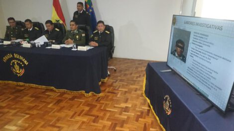 Autoridades de la Fuerza Naval Boliviana y de la Policía Nacional en conferencia de prensa
