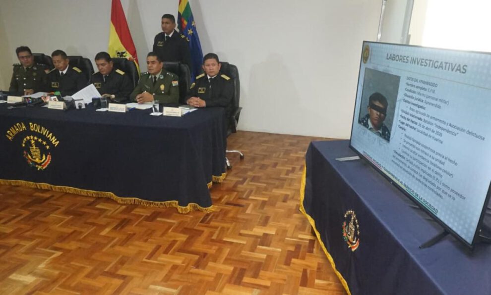 Autoridades de la Fuerza Naval Boliviana y de la Policía Nacional en conferencia de prensa