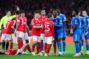 Insultos Racistas, Expulsión para los que se tapen la boca, International Football Association Board