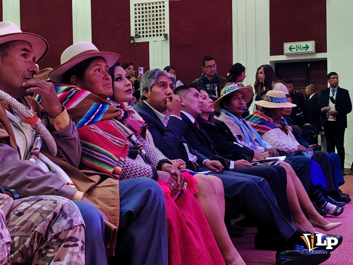 Entrega de credenciales a autoridades de Oruro