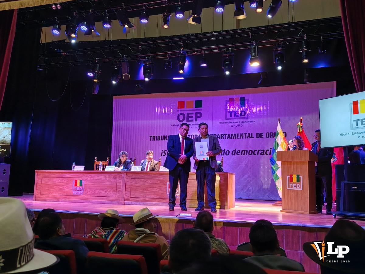 Entrega de credenciales a las autoridades electas de Oruro