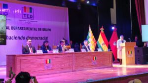 Entrega de credenciales de autoridades de Oruro