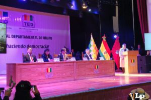Entrega de credenciales de autoridades de Oruro