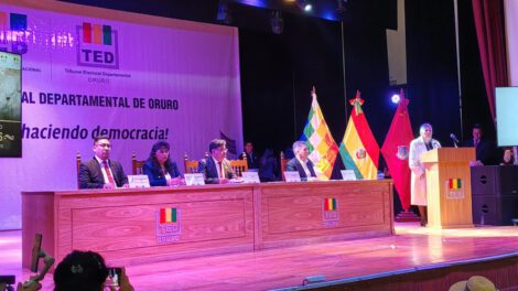 Entrega de credenciales de autoridades de Oruro