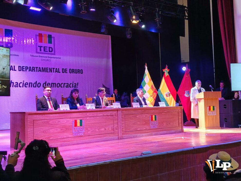 Entrega de credenciales de autoridades de Oruro