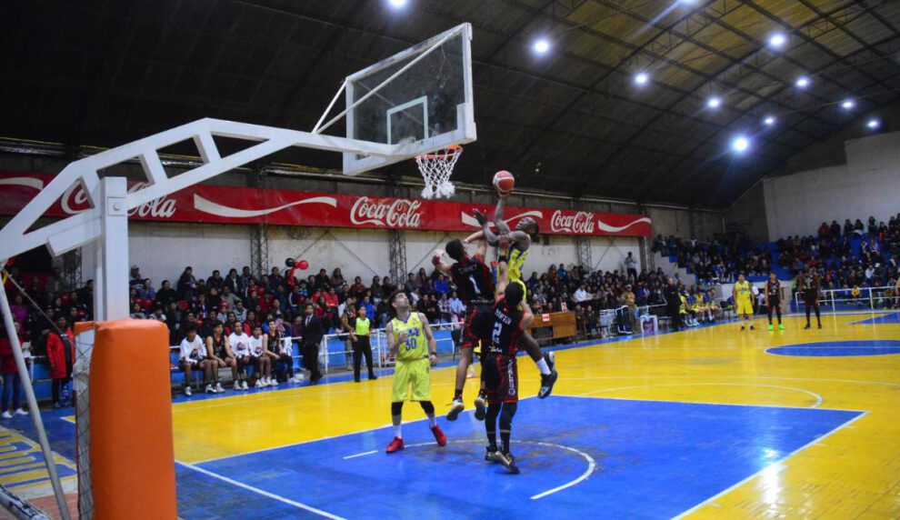 Curso de capacitación entrenadores de básquetbol, Marcelo Mendieta monitor, Coliseo Luis Lazzo Quinteros