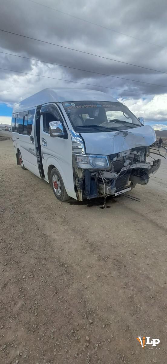 Imagen del minibús tras el choque