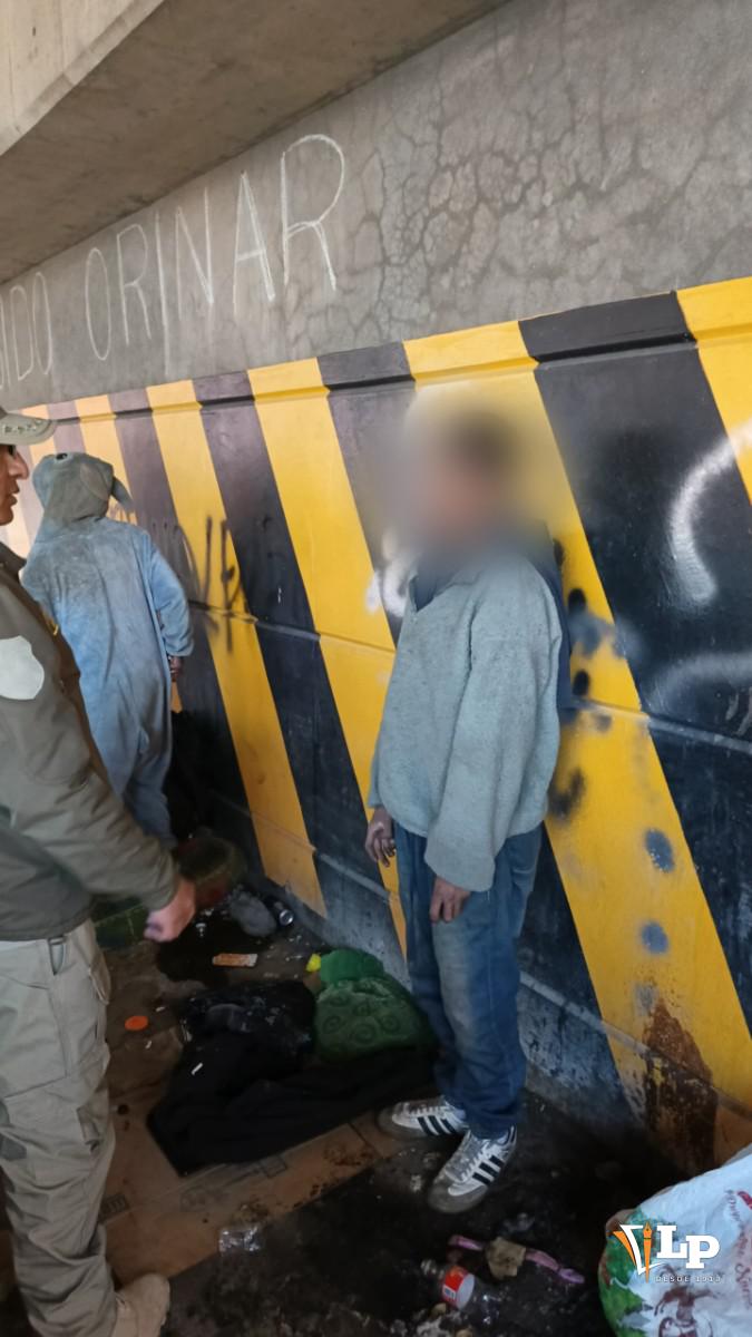 Imagen de otro de los sospechosos siendo detenido por la policía