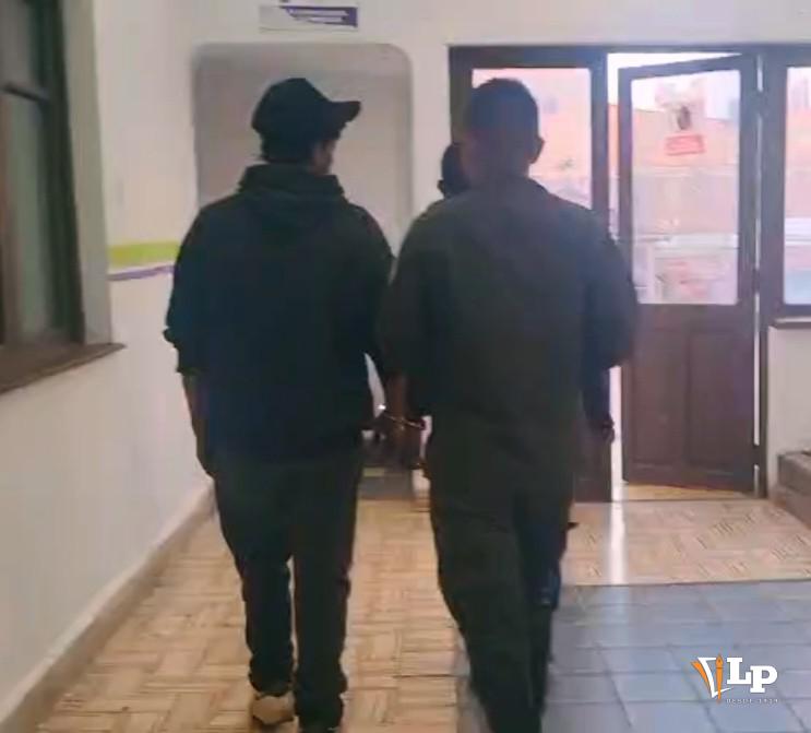 Imagen de uno de los acusados siendo llevado a dependencias policiales