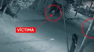 El momento preciso en que los sospechosos abordan a las víctimas para cometer el asalto
