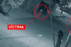 El momento preciso en que los sospechosos abordan a las víctimas para cometer el asalto