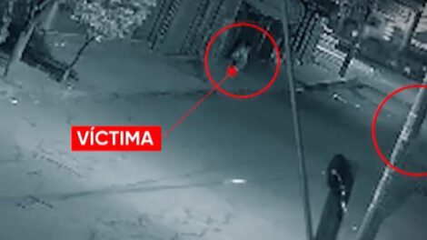 El momento preciso en que los sospechosos abordan a las víctimas para cometer el asalto