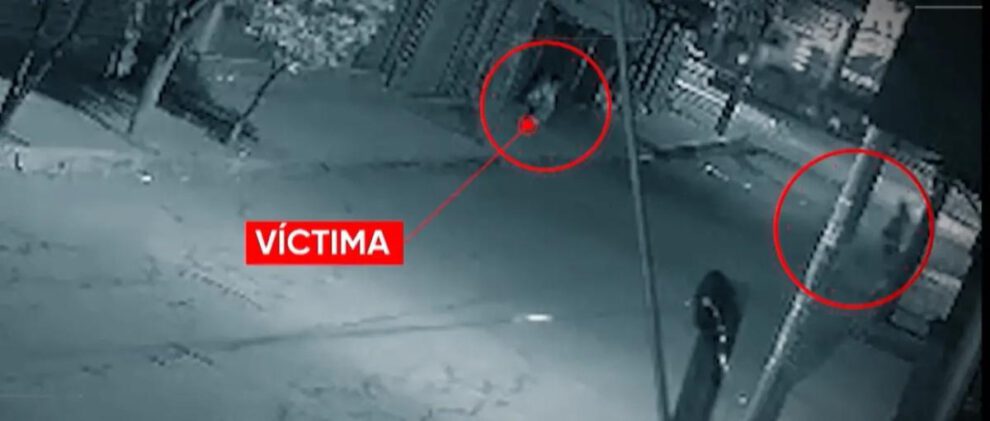 El momento preciso en que los sospechosos abordan a las víctimas para cometer el asalto