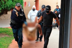 policias y un cuerpo
