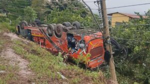 Tras salirse de la vía, el bús sufrió un vuelco total