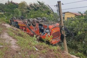 Tras salirse de la vía, el bús sufrió un vuelco total