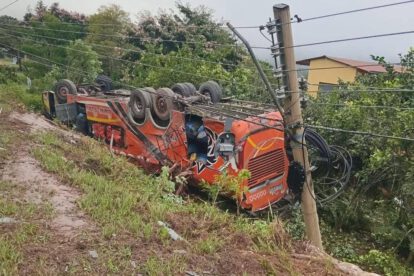 Tras salirse de la vía, el bús sufrió un vuelco total