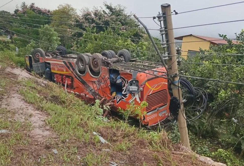 Tras salirse de la vía, el bús sufrió un vuelco total