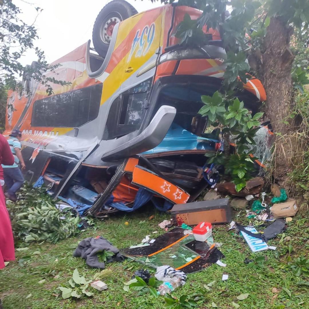 Varios pasajeros resultaron heridos y fueron evacuados de emergencia