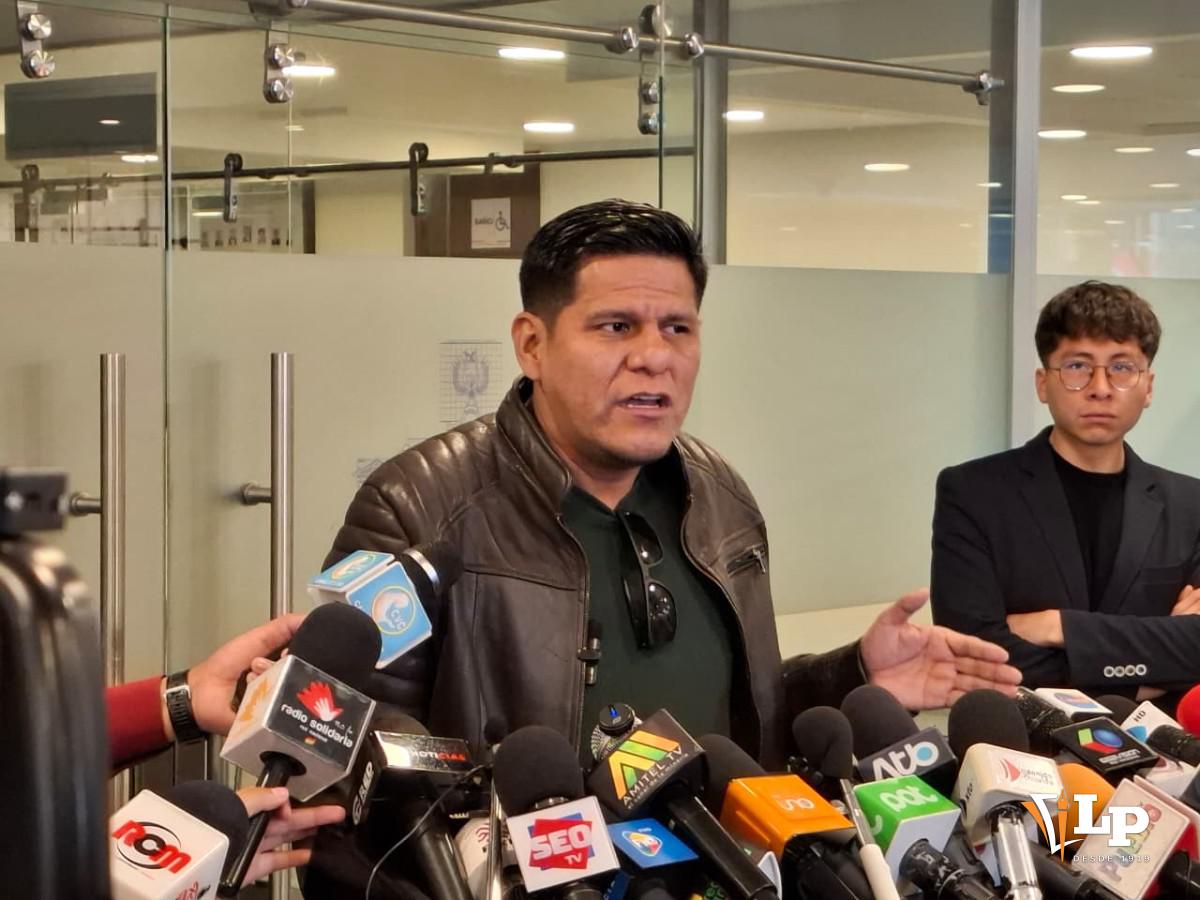 El diputado Pacheco en conferencia de prensa