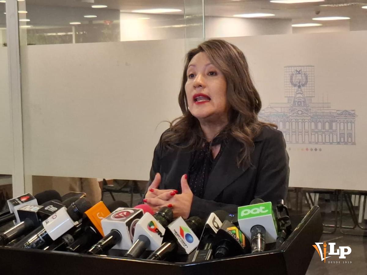 La senadora Mallón en conferencia de prensa