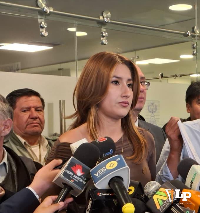 La diputada Rocha en conferencia de prensa