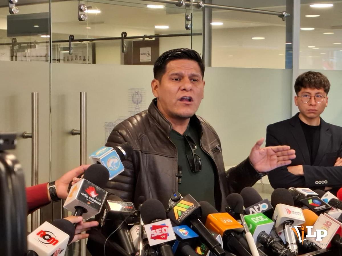 El diputado Pacheco en conferencia de prensa