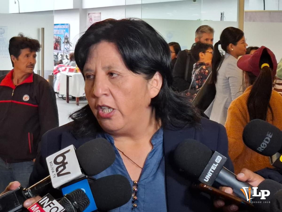 La diputada Bilbao en conferencia de prensa