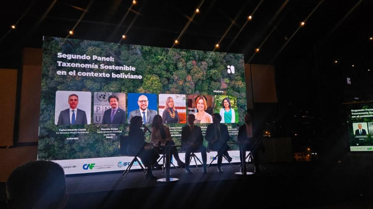 Autoridades gubernamentales y representantes de organismos internacionales