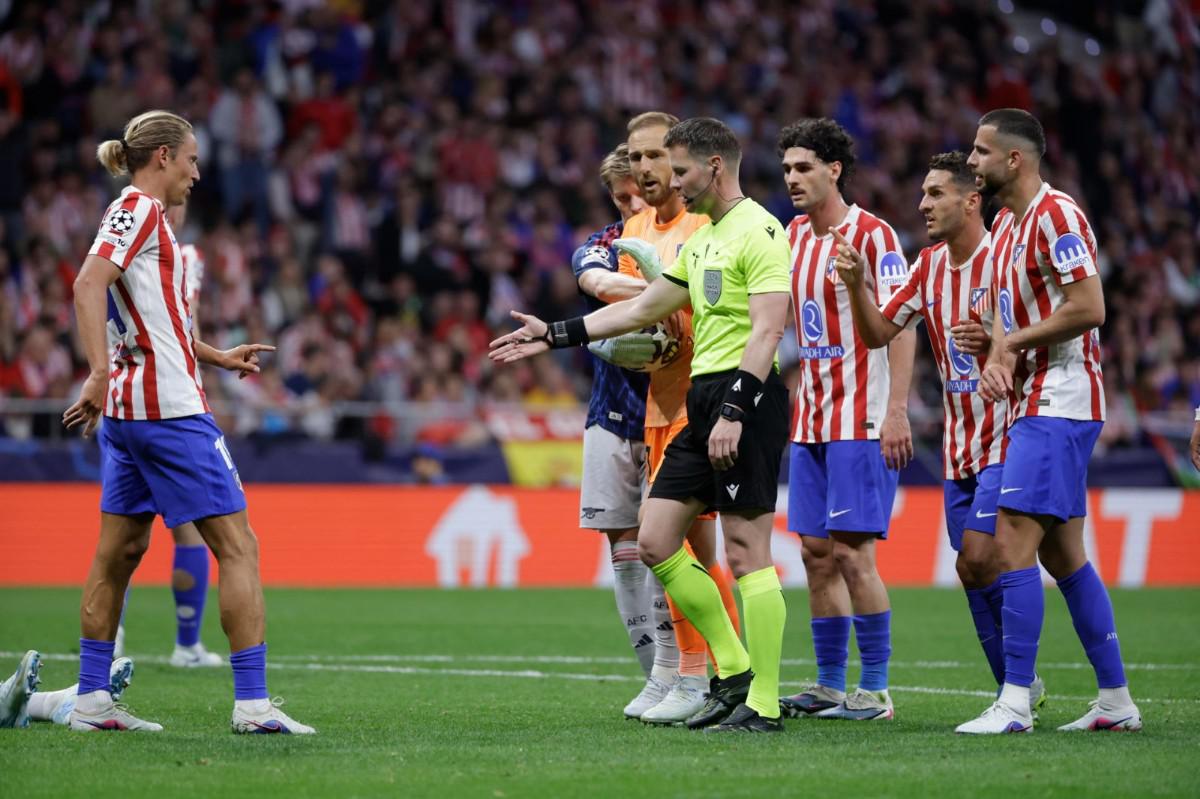 Los jugadores del Atlético protestan el penalti pitado por el árbitro Danny Makkelie (4-d), durante el partido de ida de las semifinales de la Liga de Campeones