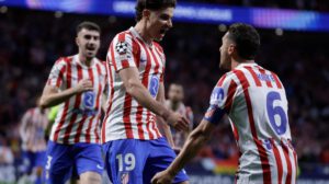 El delantero del Atlético de Madrid Julián Álvarez (c) celebra tras marcar el 1-1
