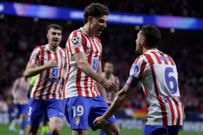 El delantero del Atlético de Madrid Julián Álvarez (c) celebra tras marcar el 1-1