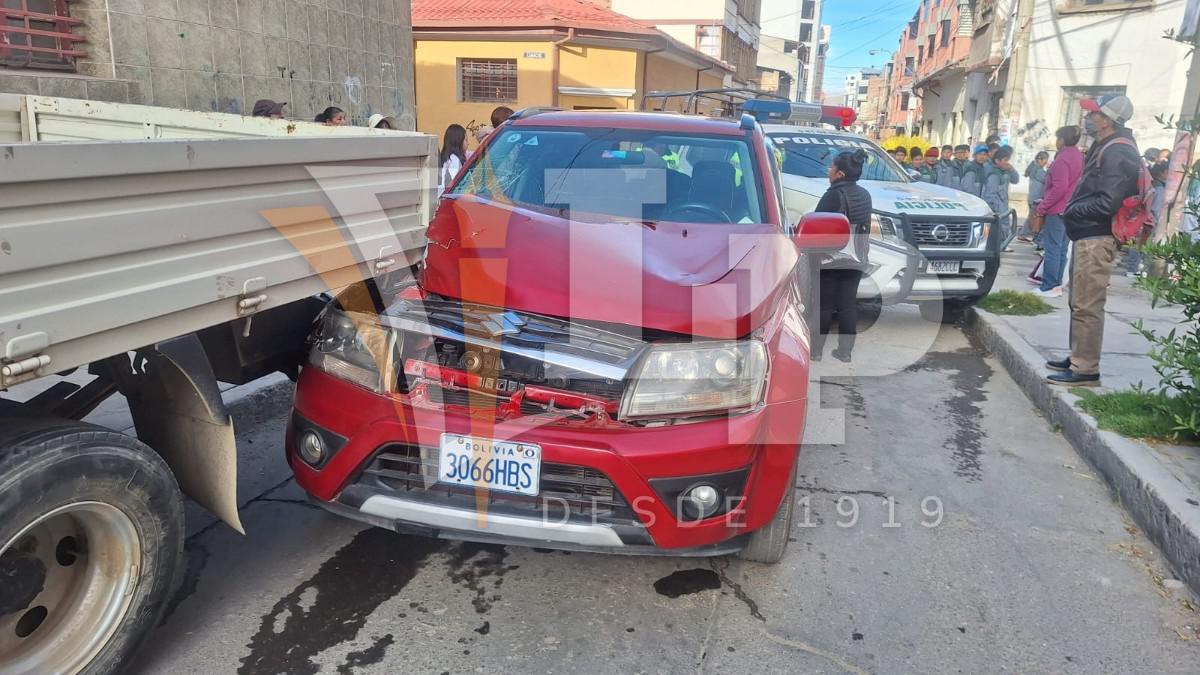 Conductor de un coche impacta contra un vehículo en el centro de Oruro ...