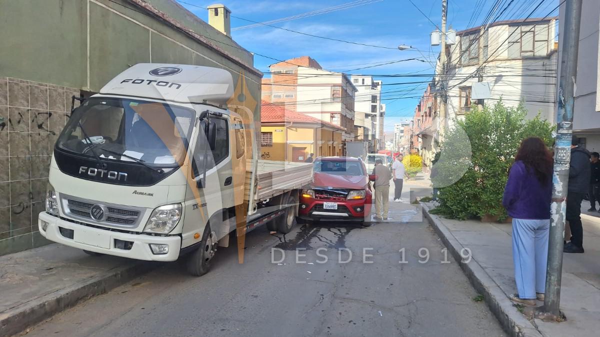 El camión y vagoneta accidentada paralizan la circulacion vehicular