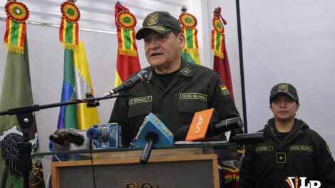 Imagen del subcomandante en medio de la conferencia