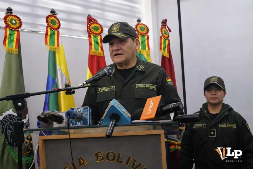 Imagen del subcomandante en medio de la conferencia