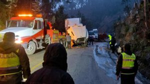 El tráiler volcó sobre la carretera, lo que resultó en cuantiosos daños materiales