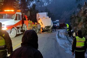 El tráiler volcó sobre la carretera, lo que resultó en cuantiosos daños materiales