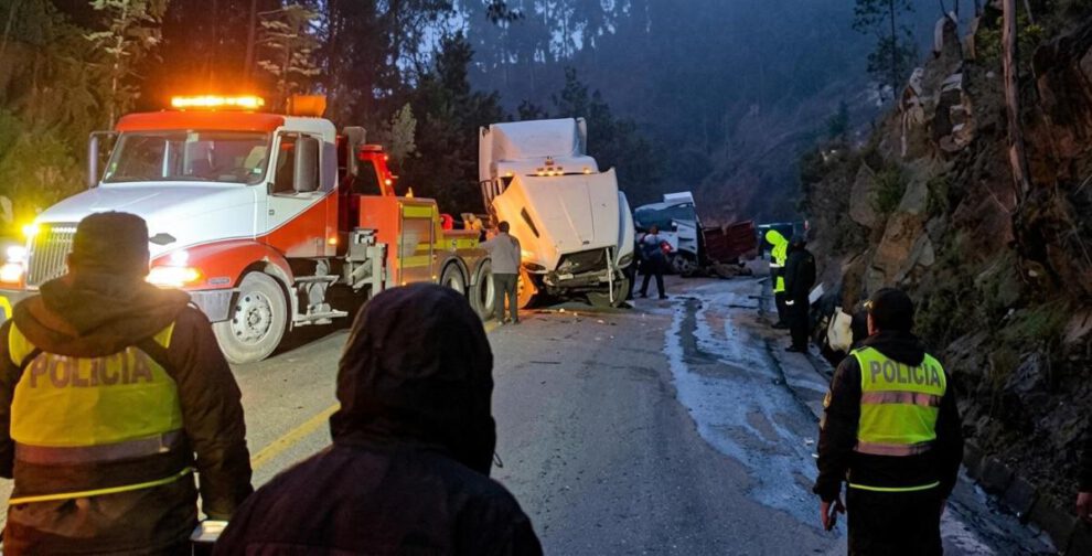 El tráiler volcó sobre la carretera, lo que resultó en cuantiosos daños materiales