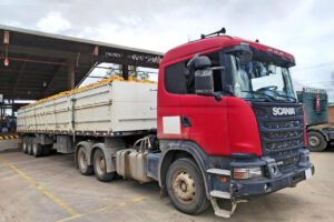 25 camiones cisternas con combustibles y garrafas de gas licuado de petróleo (GLP)