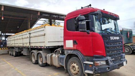 25 camiones cisternas con combustibles y garrafas de gas licuado de petróleo (GLP)