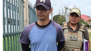 una persona y policia