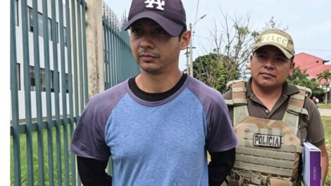 una persona y policia