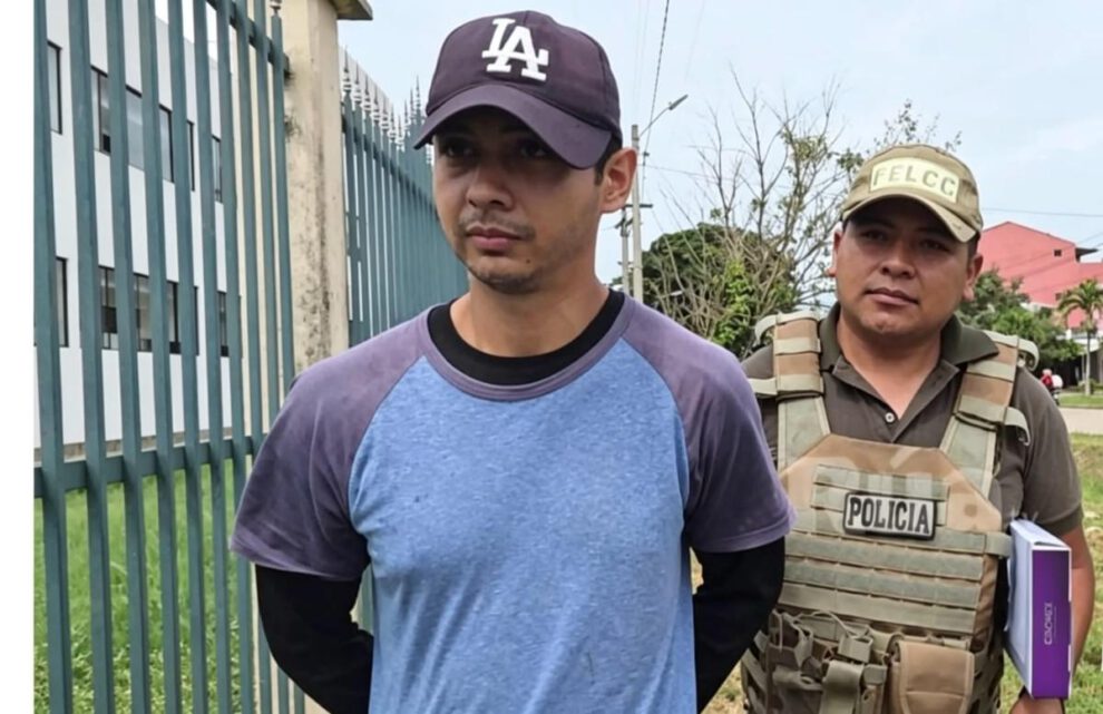 una persona y policia