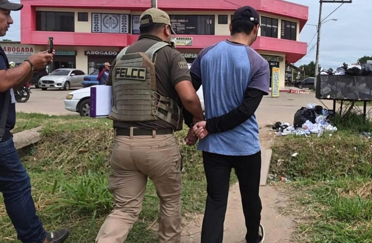 una persona y policia