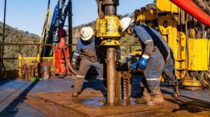 Operarios trabajando en la perforación de un pozo petrolero